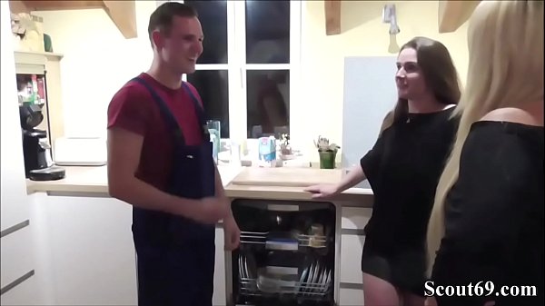 Die beiden Maedels wissen sich nicht zu helfen und ficken weil sie kein Geld haben