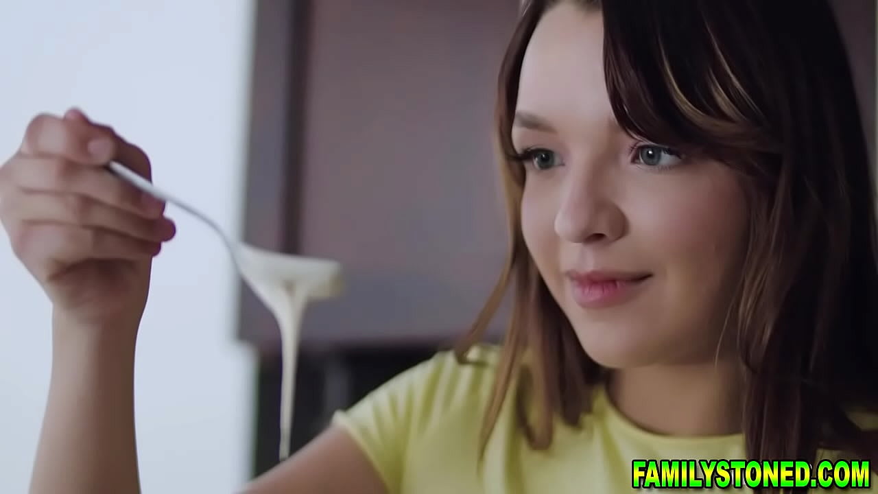 Stepdaughter Honey Hayes inviting her stepdaddy to taste her sweet teen muffin