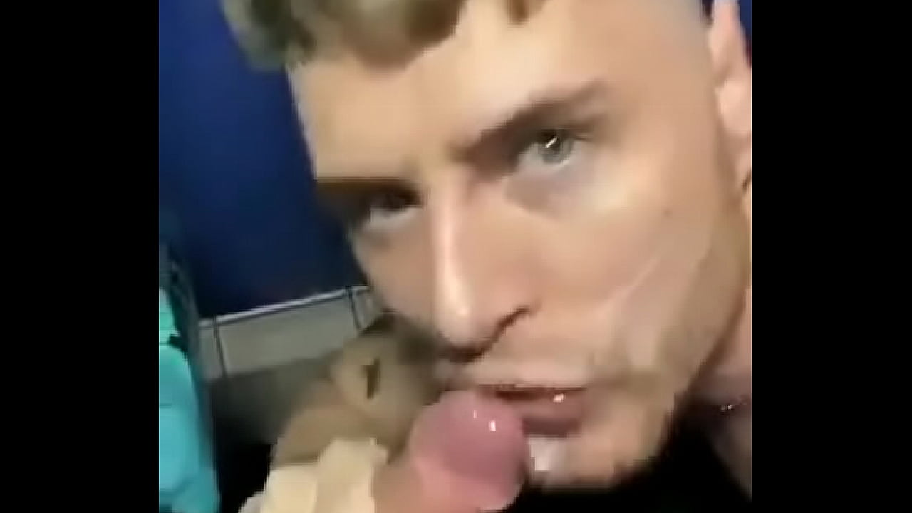 Loiro mamando no banheiro