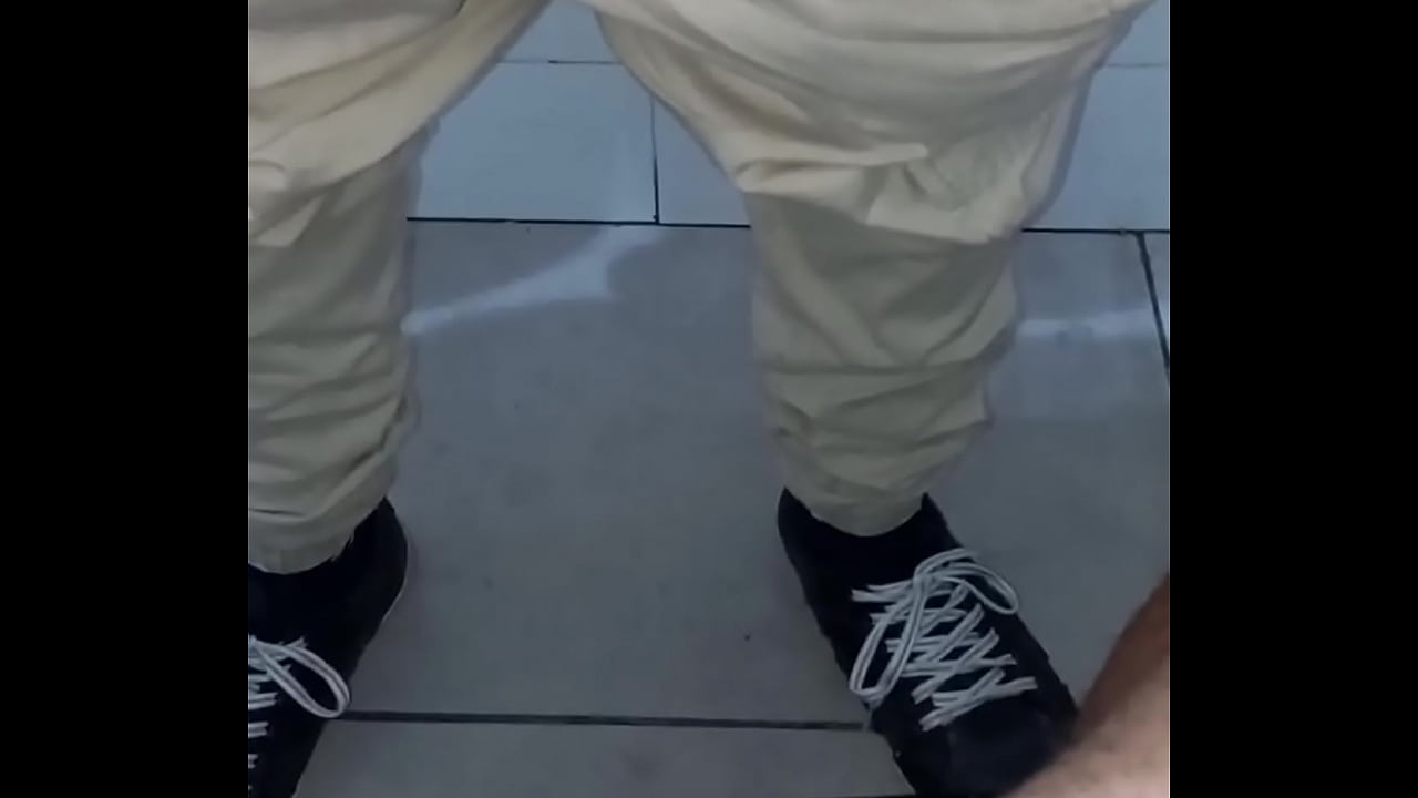 pete en el ba&ntilde;o publico de la axion