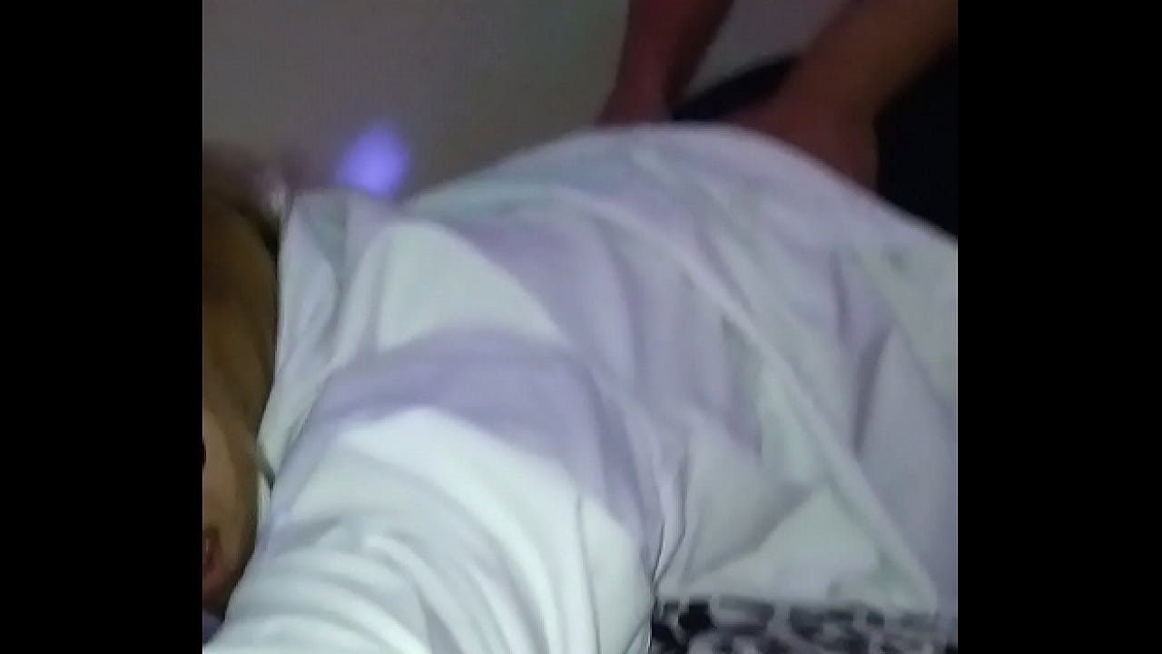 Le parto el culazo a mi novia en filo de cama.