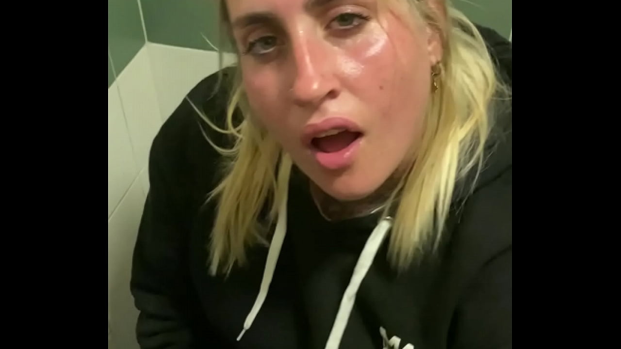 Haciendo rico oral en ba&ntilde;o p&uacute;blico