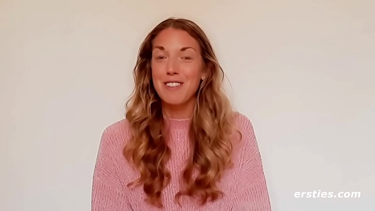 Sexy Babe Masturbates With a Vibrating Dildo