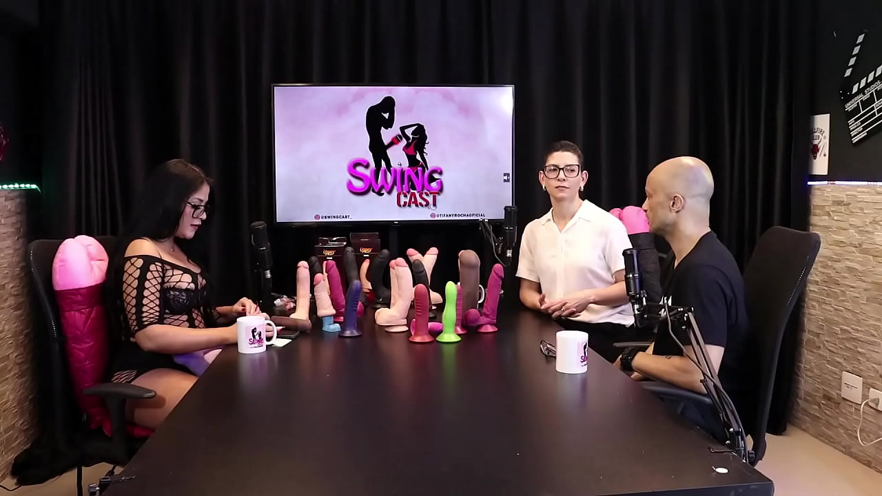 J&aacute; recebeu uma encomenda de um p&ecirc;nis de cachorro, e a prefer&ecirc;ncia das pessoas pelo pau... - Eilani Quina e Victor Luciano - Upper Toys (SHEER/RED)