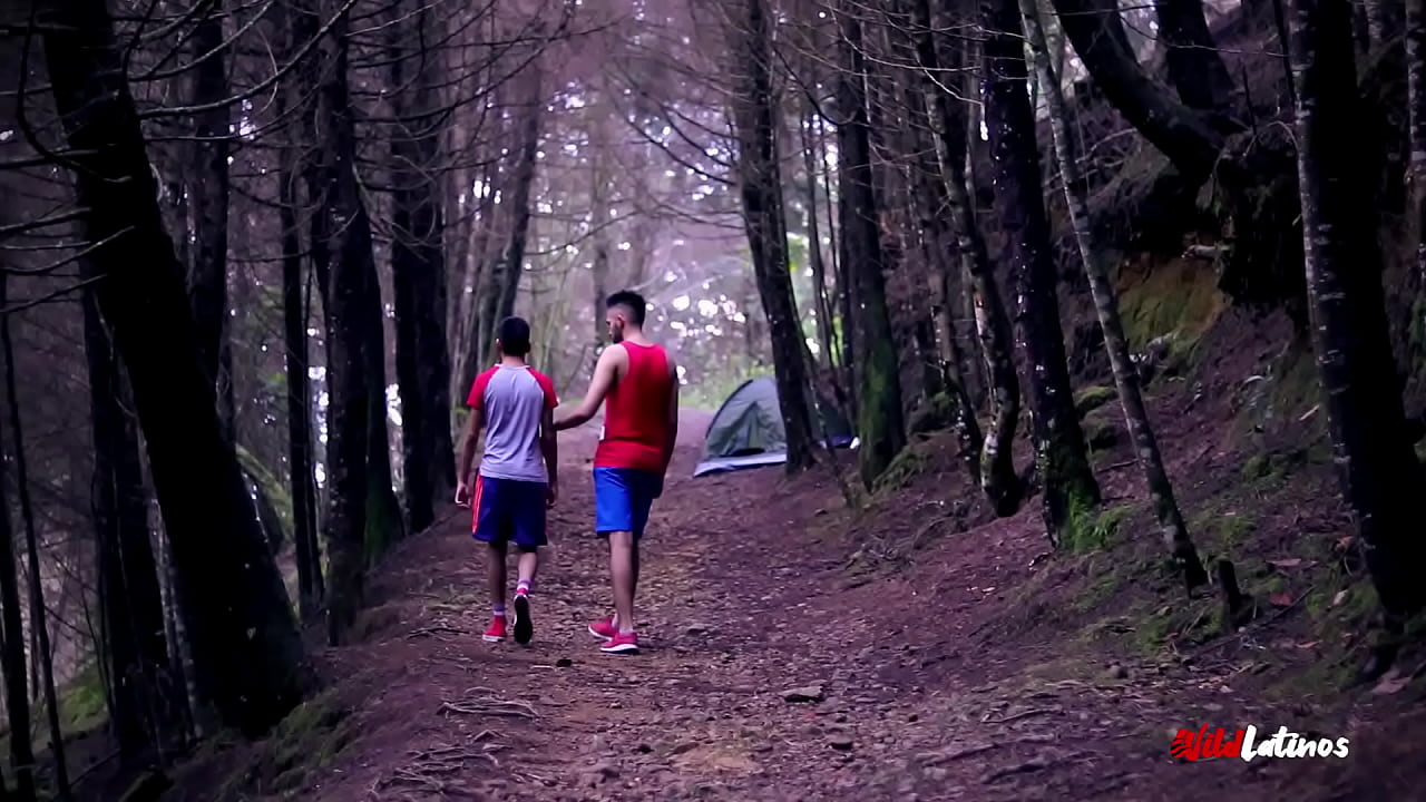Caminante pilla a dos jovencitos latinos teniendo sexo anal en el bosque y se les une a un rico trio