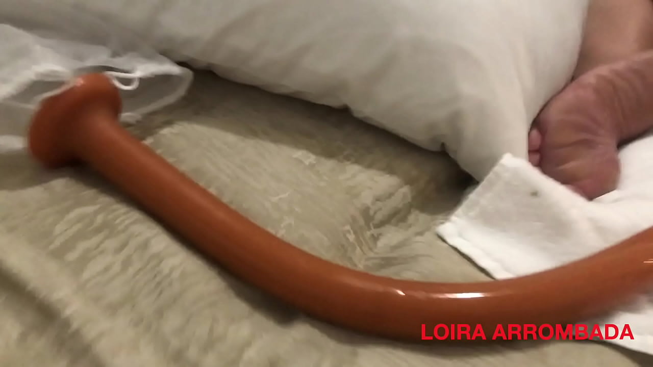 A loira arrombada enfiou um metro dentro do cu pra empurrar o prol&aacute;pso bem fundo no seu buraco frouxo e gostoso