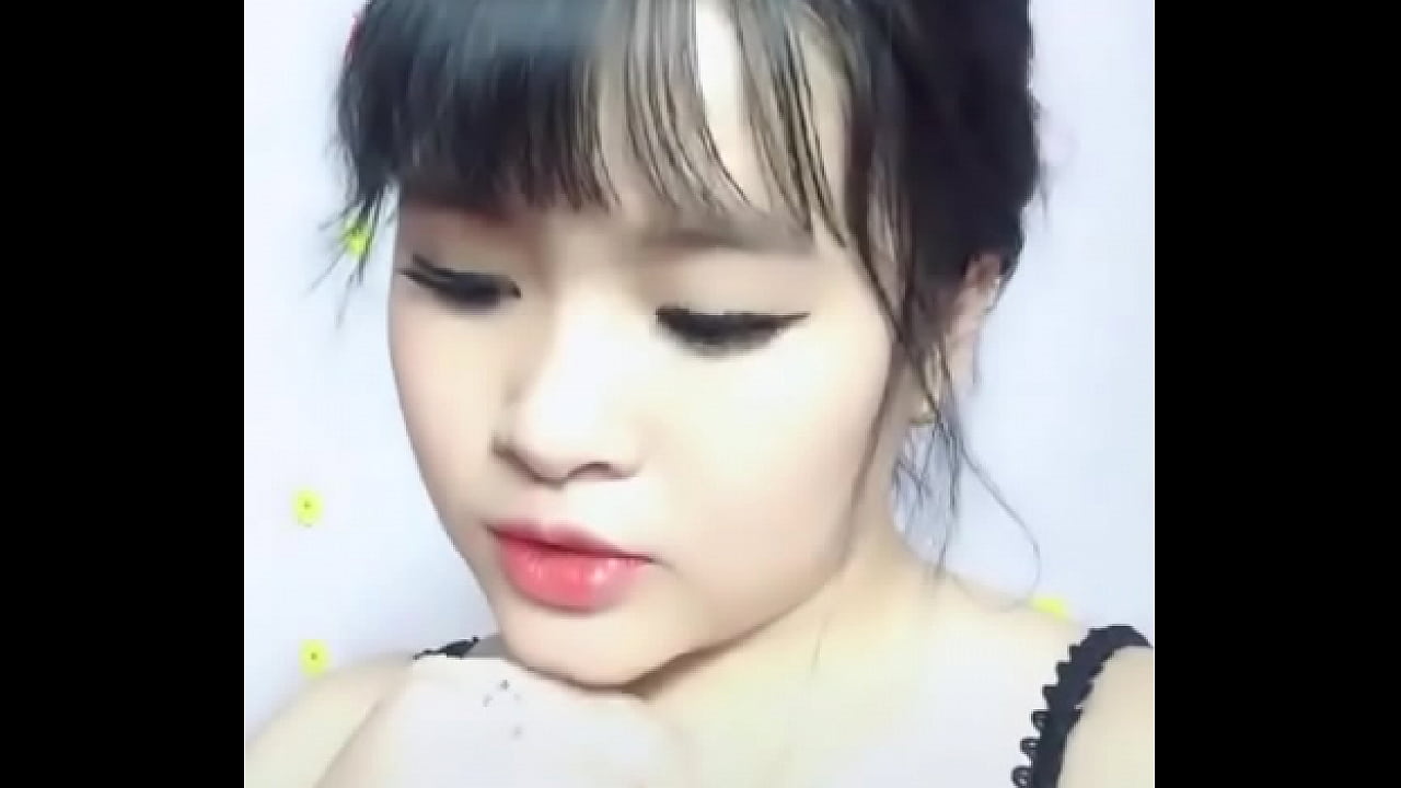 b&eacute; đ&igrave;nh cute