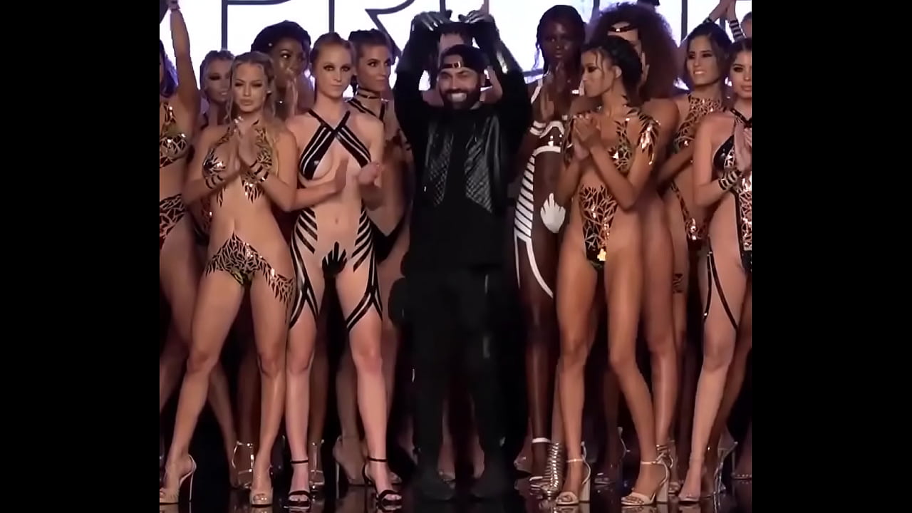 Desfile en cinta negra