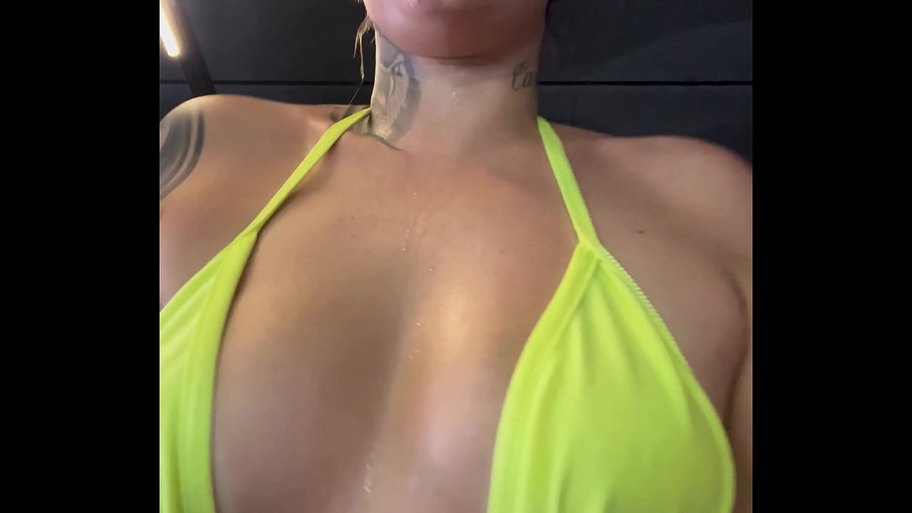 Fui treina de biquinho fil dental ! Na academia de frente da praia de Copacabana no RJ . Quase fui expulsa fiquei com tanto tes&atilde;o que fiquei toda babadinha na bucetinha !