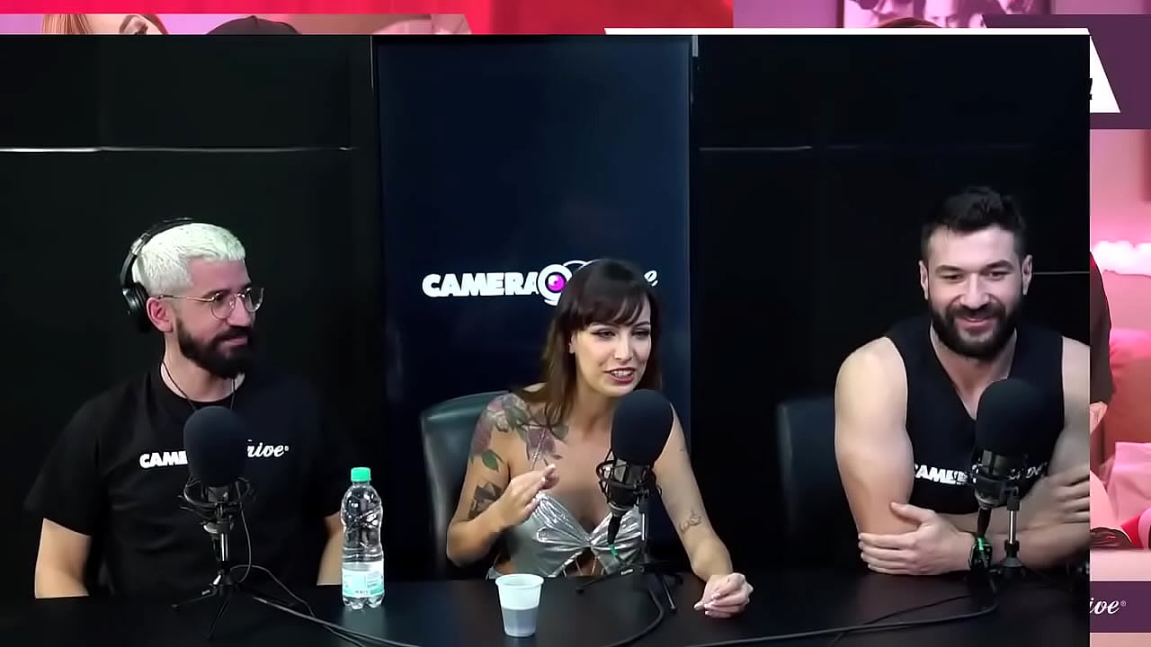 Ela busca arrombar a bucetinha