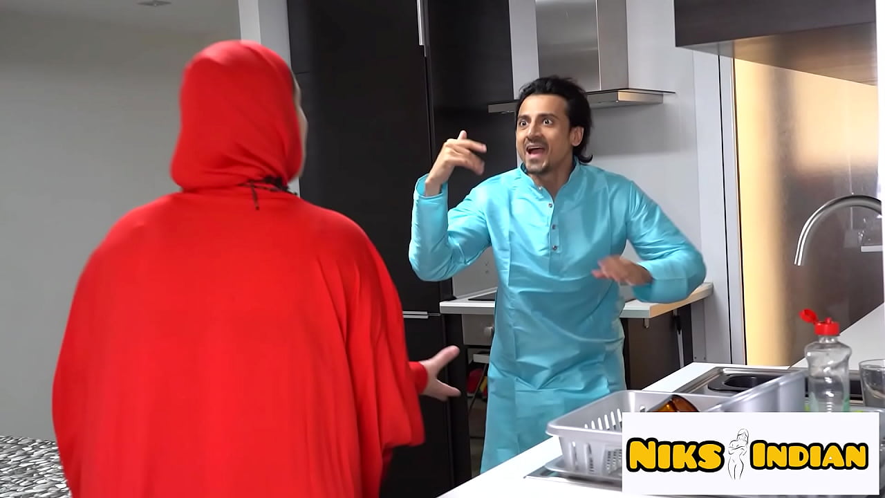 हिजाबी मुस्लिम औरत ने पति को धोखा देकर हिन्दू लड़के से बुर चुदवाई