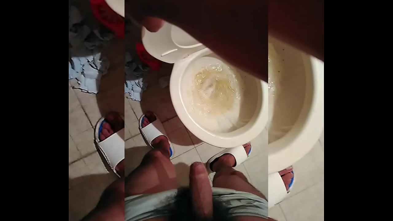 CHACAL SE GRABA MIENTRAS SACA LOS MIADOS EN EL BA&Ntilde;O MIENTRAS SE LA JUEGA CON PLACER