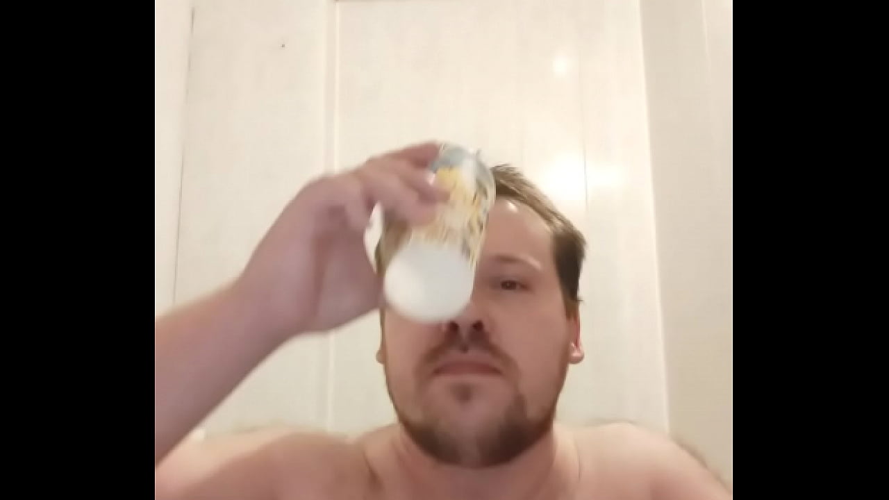 Русский парень попробовал на вкус свежую горячую сперму и теперь не хочет никакой другой еды кроме кончи!