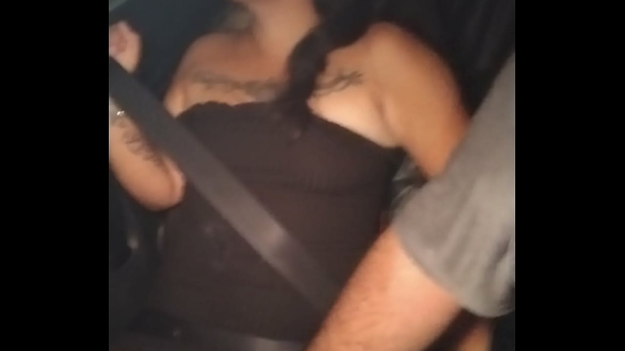 Ense&ntilde;ando calzones y pecho en el taxi