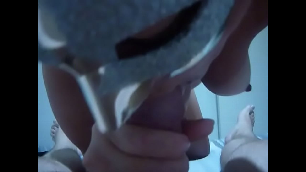 Casada mascarada mamando no amigo do marido