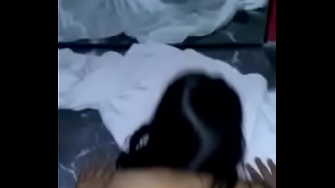 h. tocandose mientras su pap&aacute;ndote se acerca para darle verga