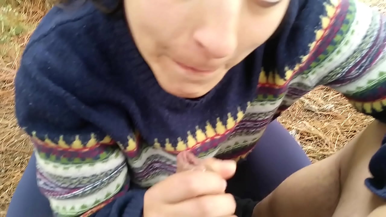 SUPER CALIENTE MAMADA AL AIRE LIBRE EN LA MONTA&Ntilde;A CAMARA LENTA