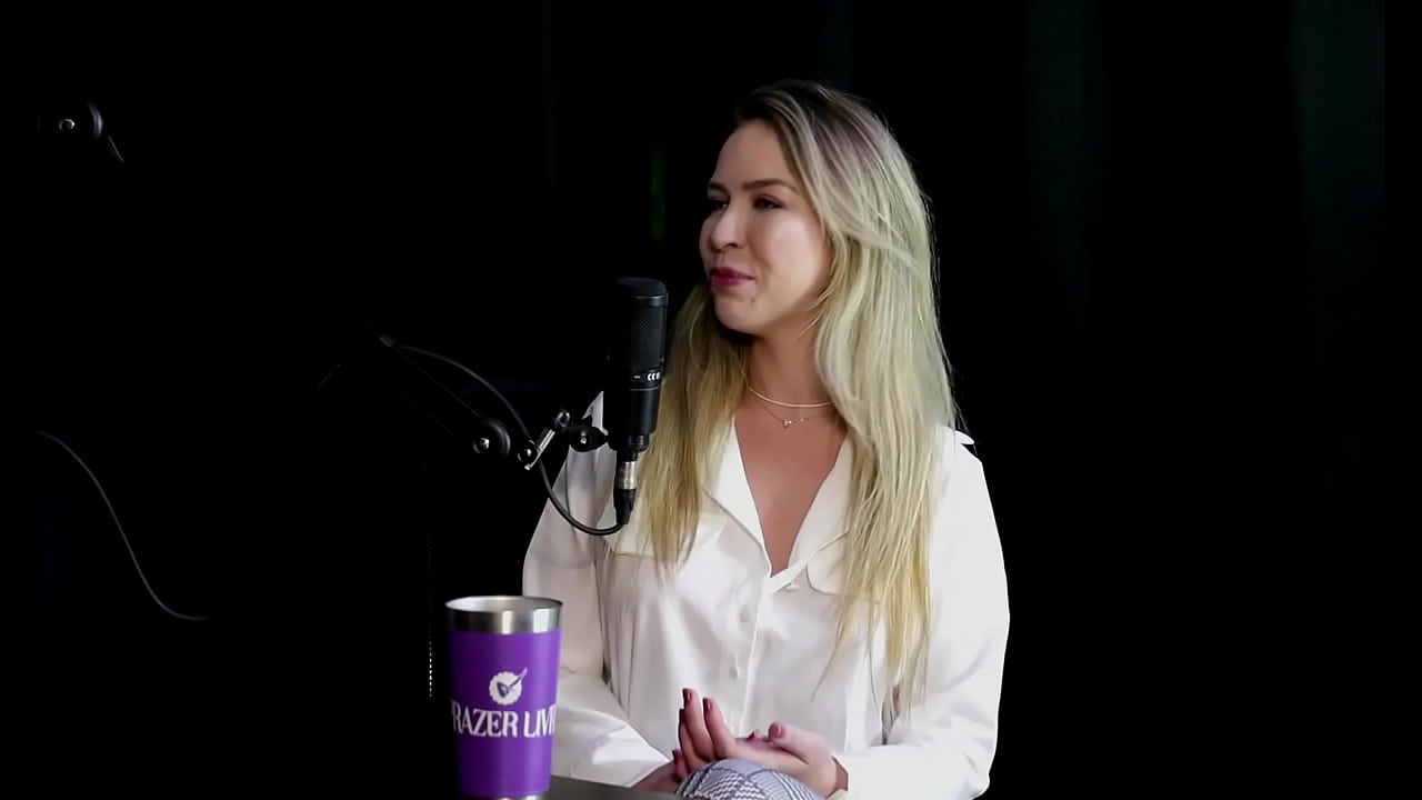 Est&aacute; fazendo bastante sexo anal, gozou, tem um vibrador que a faz ter squirting sozinha, e o seu conte&uacute;do com um cadeirante... - Milena Moreau (SHEER/RED)