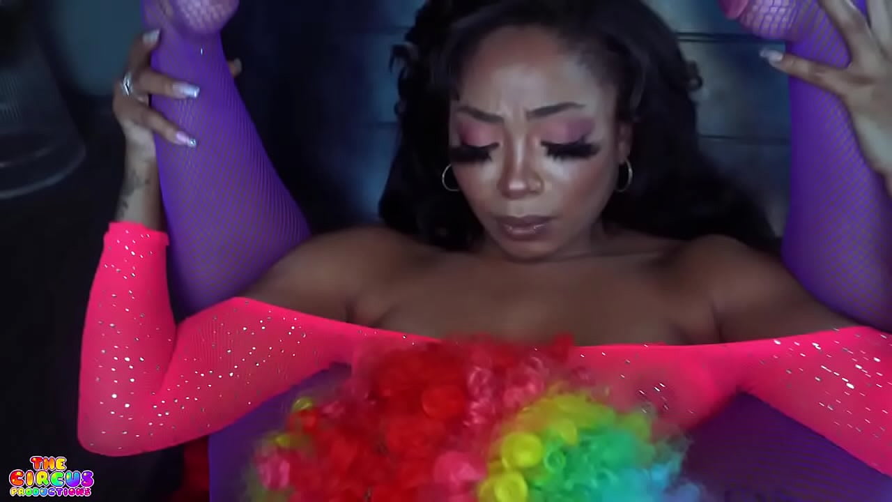 Sucking on Cali Caliente Pussy