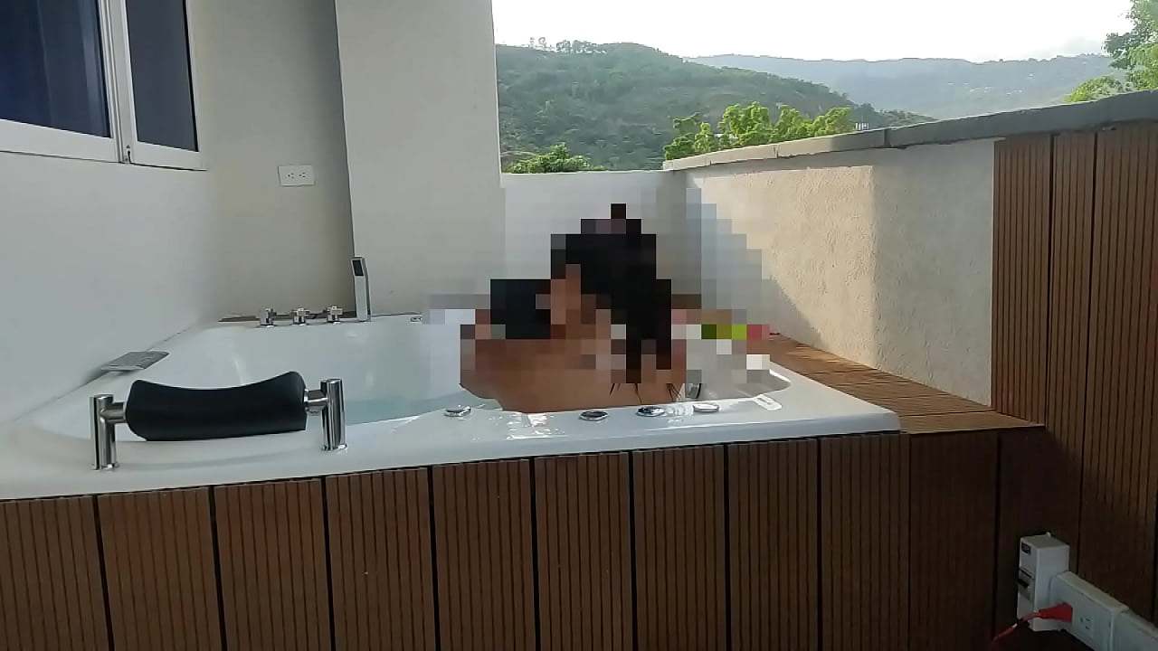 MI SUEGRA EN EL JACUZZI SEXY