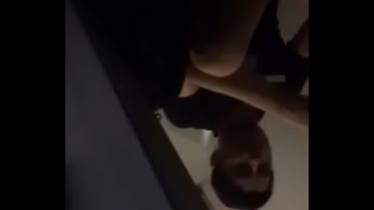 espiando a chico en ba&ntilde;o p&uacute;blico rica verga