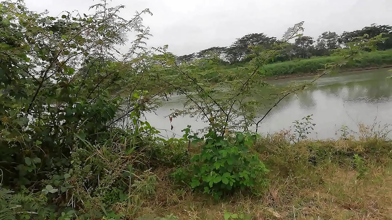 Esposa infiel con su amigo vergon cogiendo frente al rio.