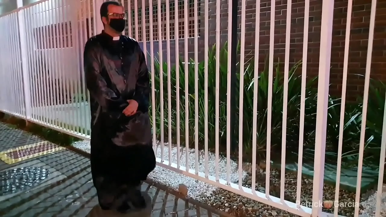 Transando com o padre da igreja