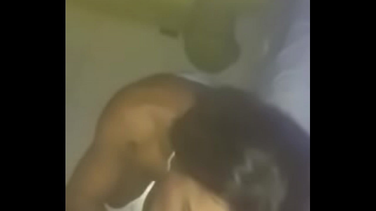 Bruna lira fazendo uma chupeta babadinha