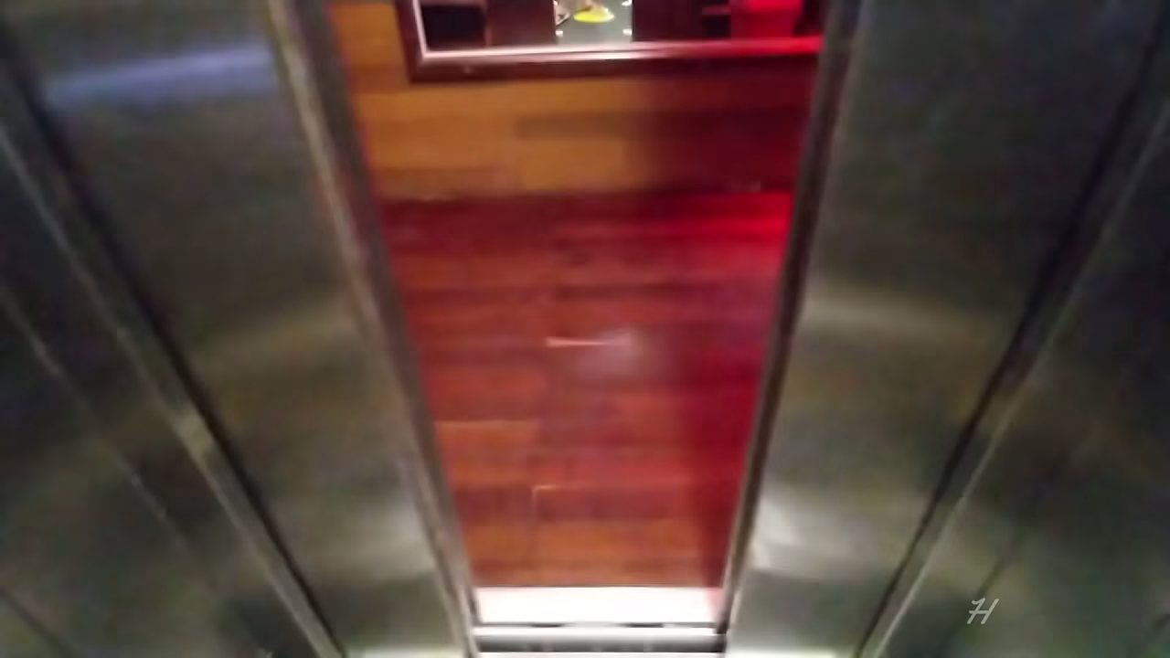 Viaj&eacute; a cancun y vi a una sexy chica masturbandose cuando regres&oacute; de la fiesta