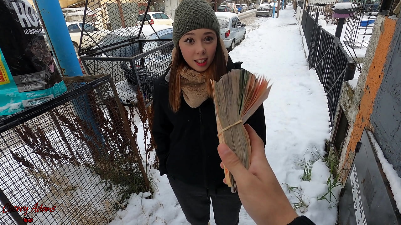 Fodendo a Turista Brasileira em Troca De Dinheiro no Natal! Novinha tava com frio, se esquentou Na Pika - Cherry Adams Big Ass Teen - TRAILER