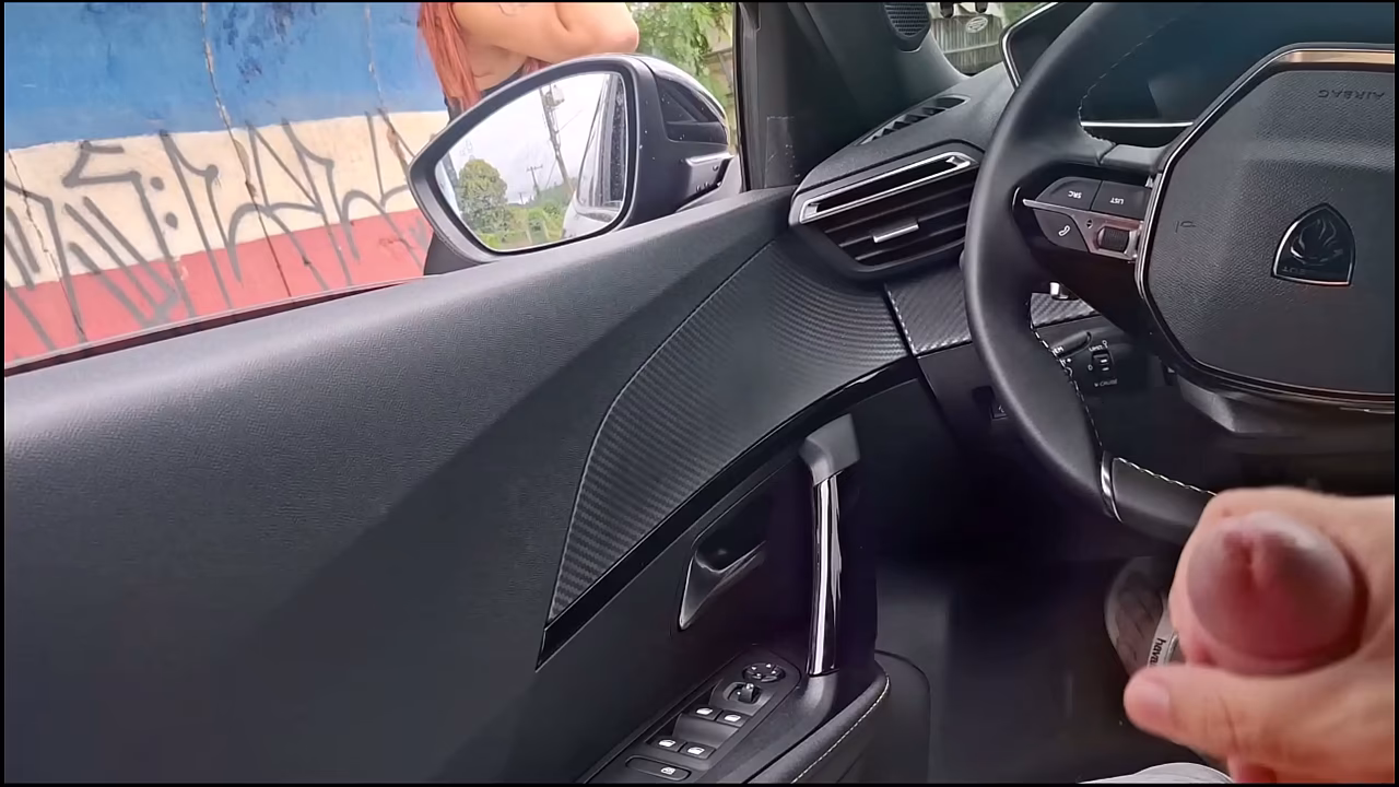 Punheta arriscada na rua para estudante que estava no ponto de &ocirc;nibus.