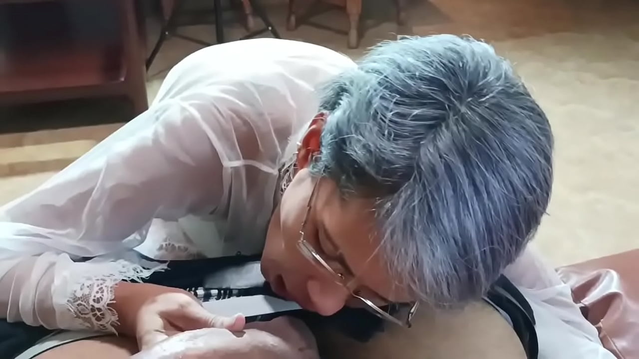 I fuck my stepmother on the furniture of the house while daddy cooks, what a great fuck, she swallows my semen.