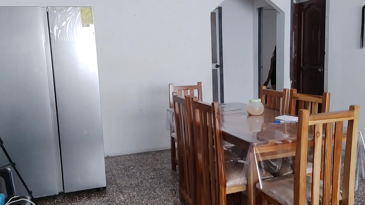 empleada domestica tetona se le pasea desnuda al veterano de 60 a&ntilde;os quien esta ciego en casa