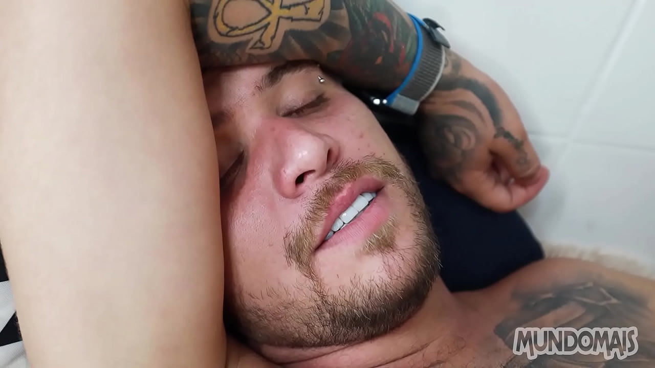 Tr&ecirc;s amigos fazendo putaria depois da balada!