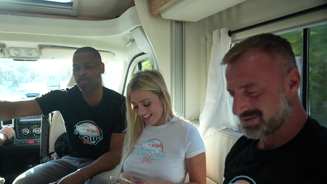 Le Bus des libertins #5 , baise sur un terrain de moto