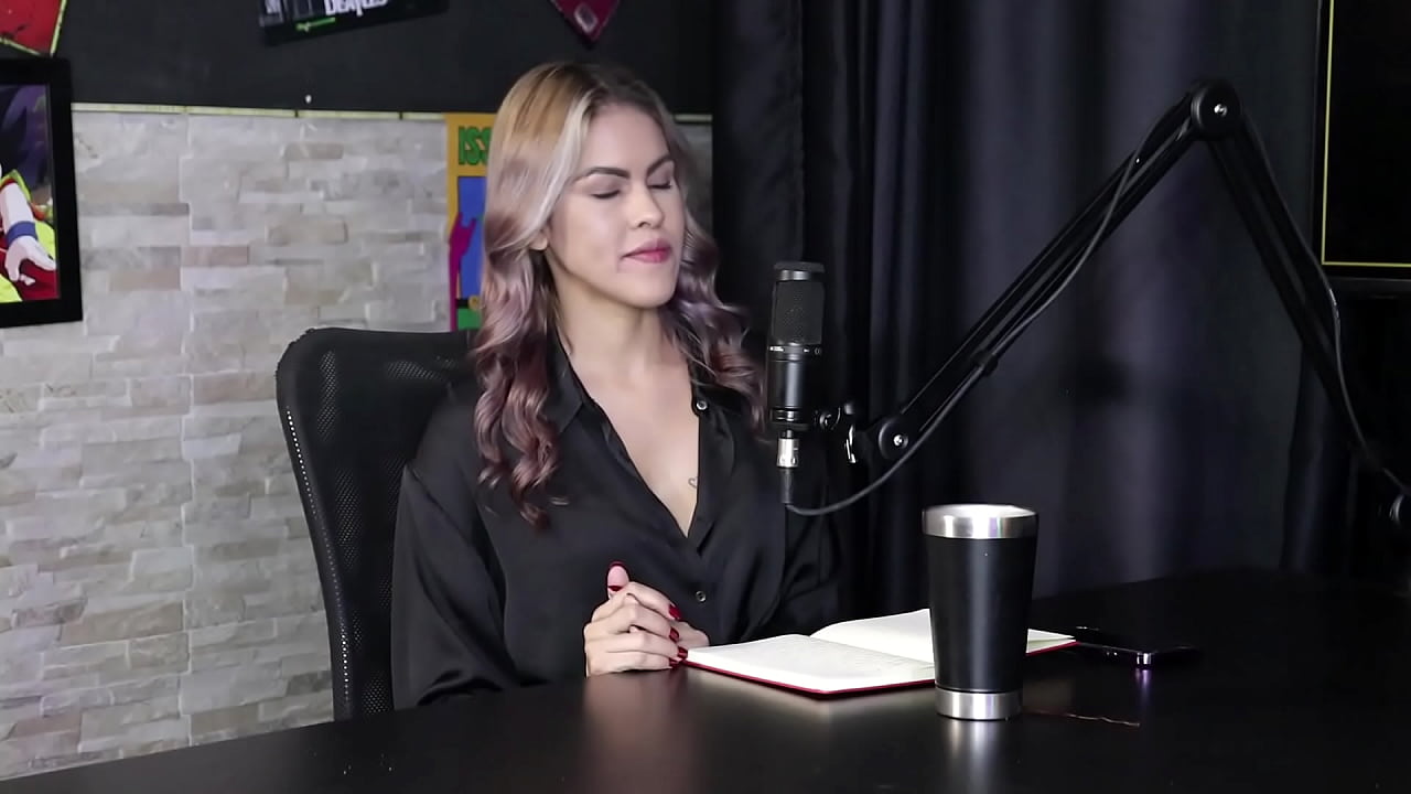 Ela explica como come&ccedil;ou no porn&ocirc;, criou uma fanfic por tes&atilde;o, realizou uma dp e &eacute; questionadora de padr&otilde;es - Naomi Campos (SHEER/RED)