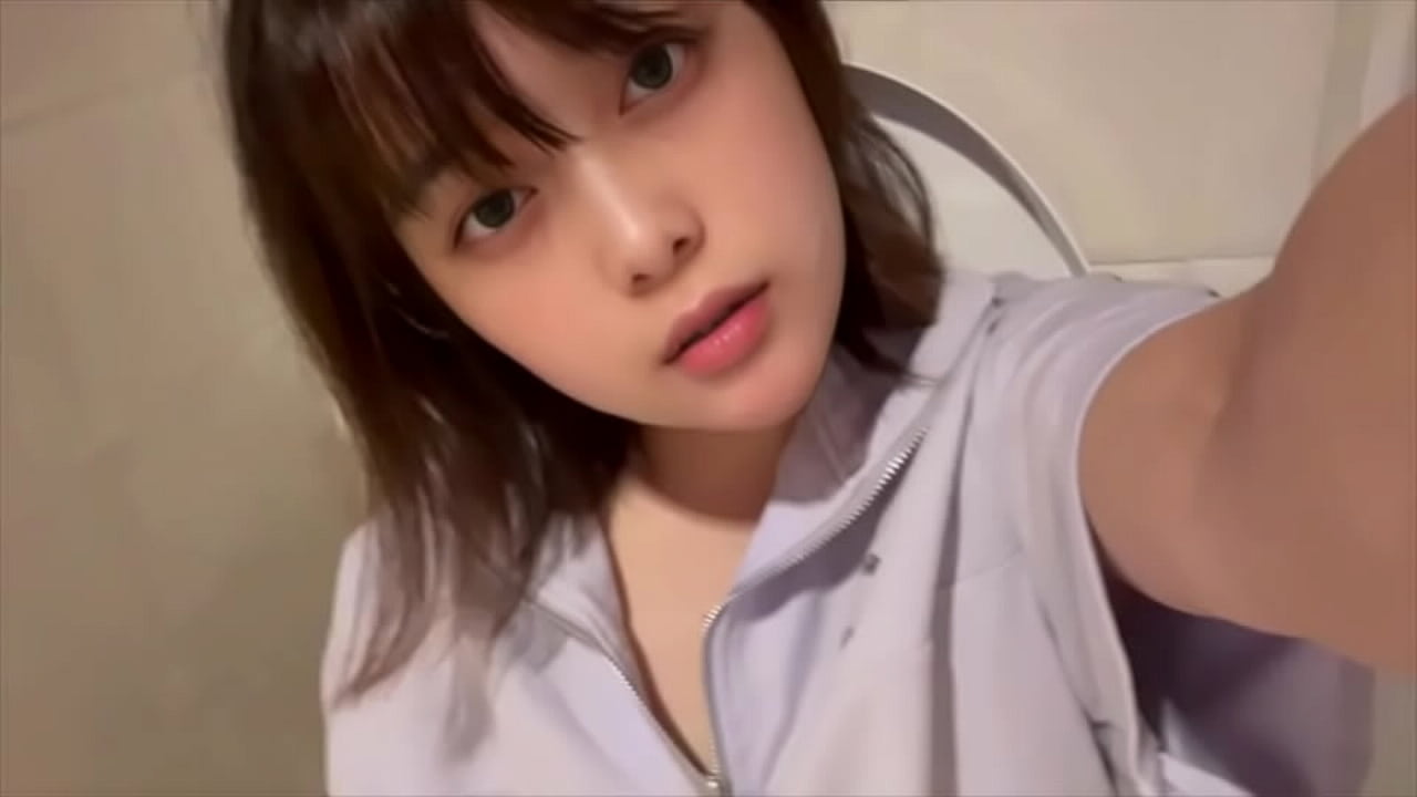 清楚系女子◯生のト◯レで隠れオナニー。こんな変態になってしまってごめんなさい&hellip;