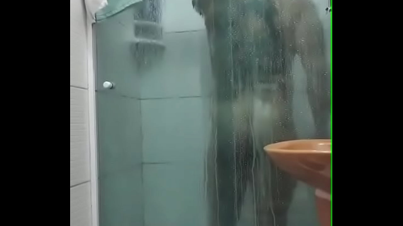 Fui flagrado tomando banho. Gostam?