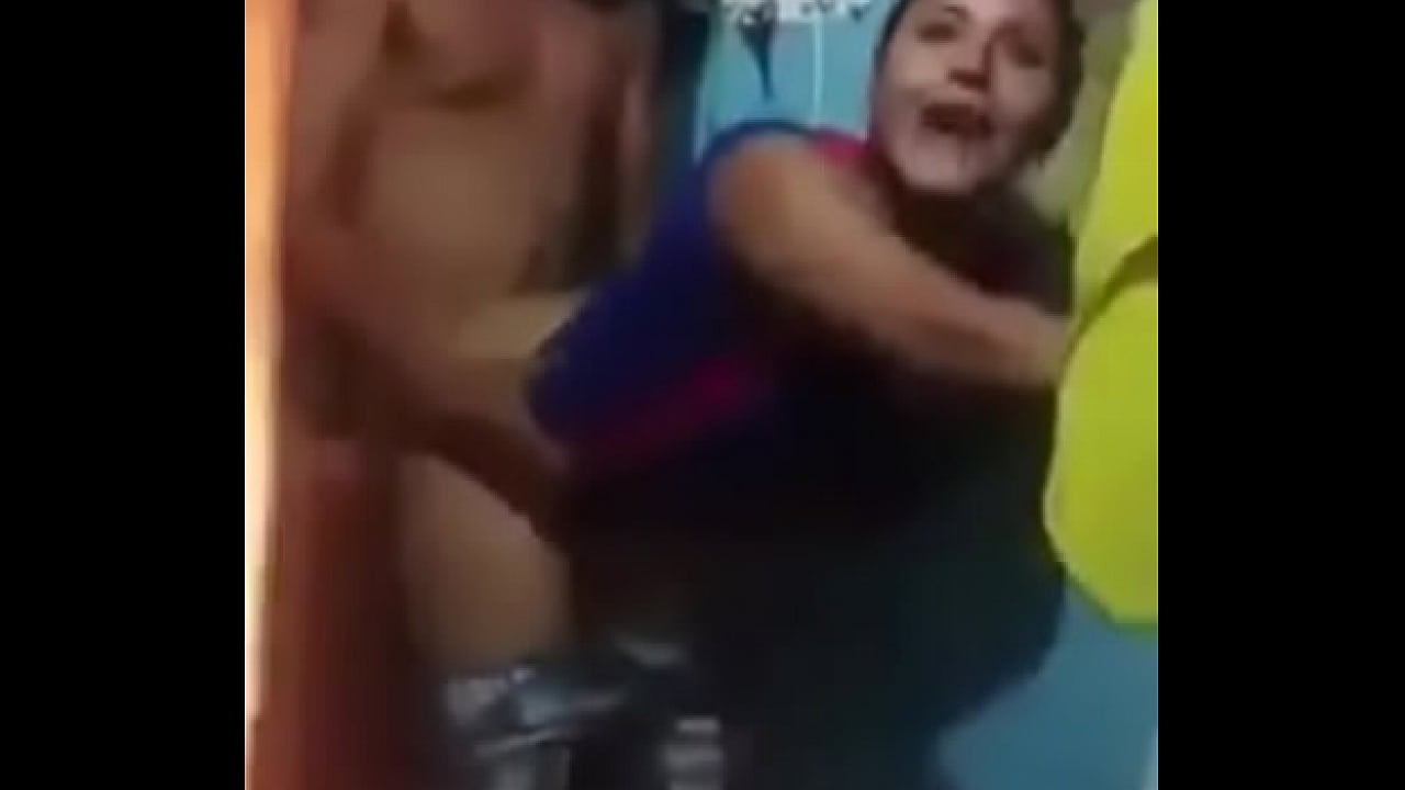 La cachan pero ella ni se inmuta sigue cogiendo