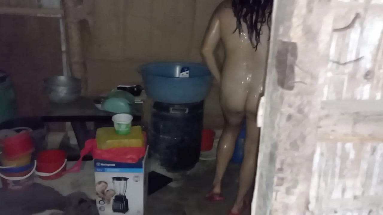 TUVE LA FANTASIA DE INGRESAR A UNA CASA ABANDONADA Y BA&Ntilde;ARME DESNUDA EN LA OSCURIDAD. PORNO REAL CASERO EN CASA ABANDONADA. SENTI MUCHA ADRENALINA PENSANDO QUE EN CUALQUIER MOMENTO PODRIAN LLEGAR LOS DUE&Ntilde;OS DE LA CASA Y VERME DESNUDA.