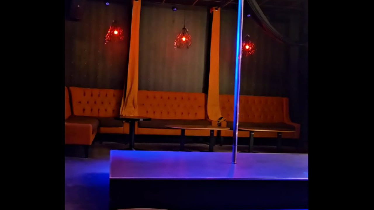 A ton avis ? Qu'elles tenues je porte quand je strip en club ?