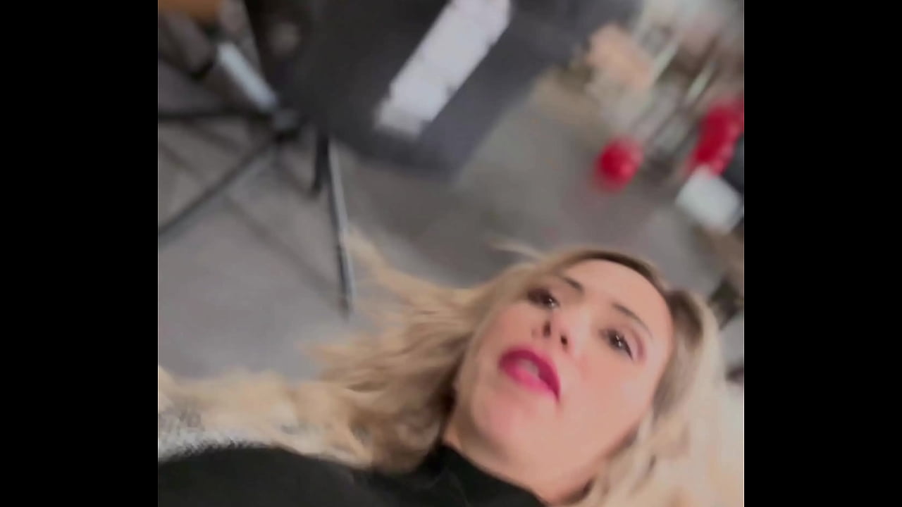 Hello la Team! j'arrive &agrave; lui faire fermer le magasin, et l'attraper dans un coin pour qu'il me d&eacute;fonce le cul !