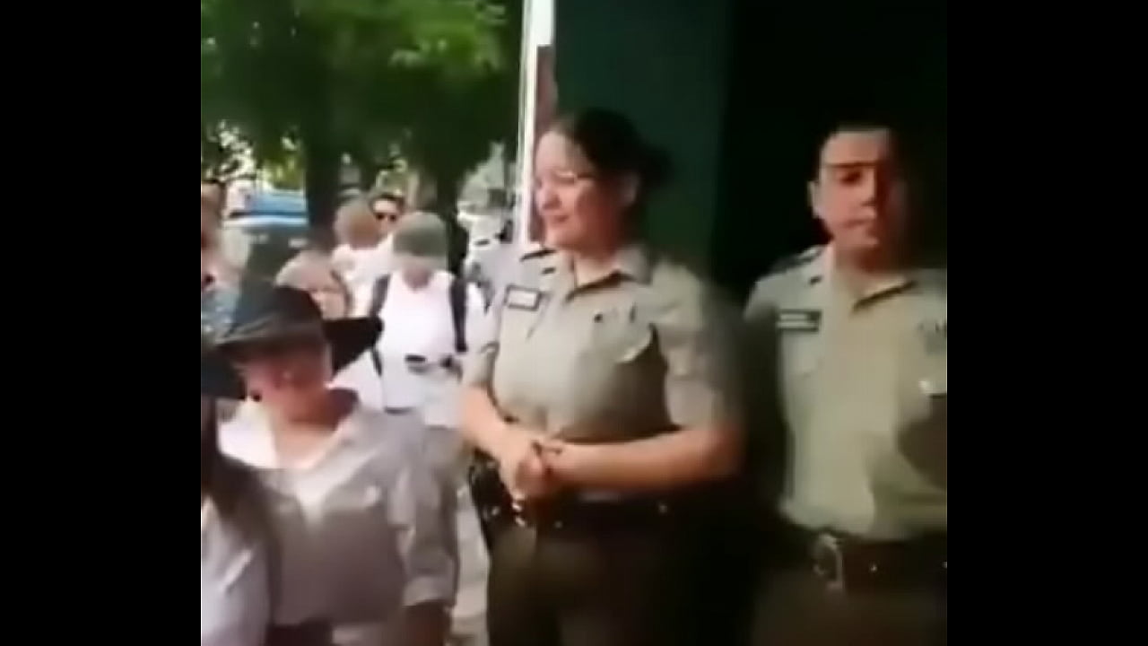 Increible chupada de pico a policias