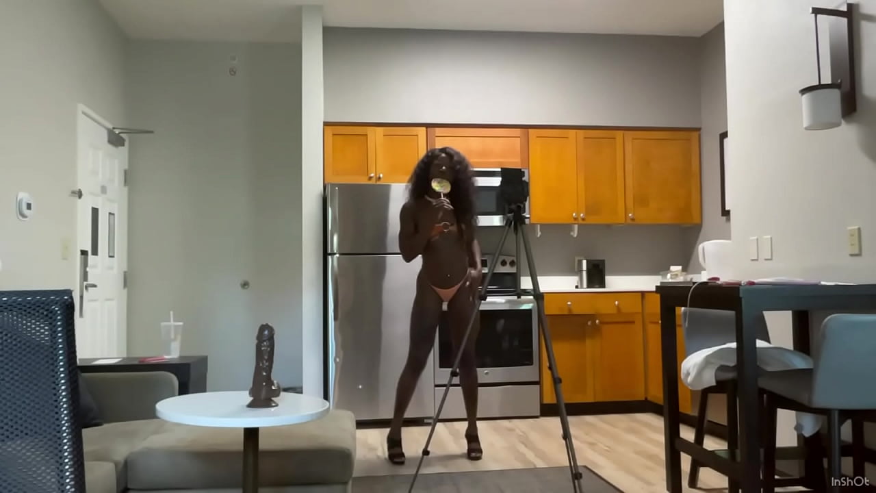 LOLA BLACK SEXY LIVE LICKING LOLLIPOP