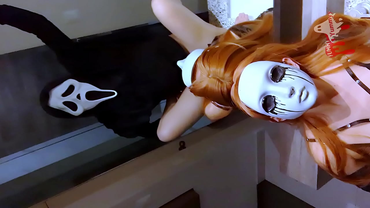 Mi hermanastro mayor me acompa&ntilde;a a pedir caramelos, a cambio me pide que juegue con el en la noche