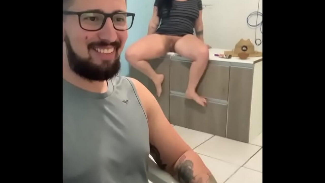 Ela me tirou do trabalho indo pau na buceta, mas ganhou s&oacute; anal. FODI O CU AT&Eacute; O TALO ! Completo