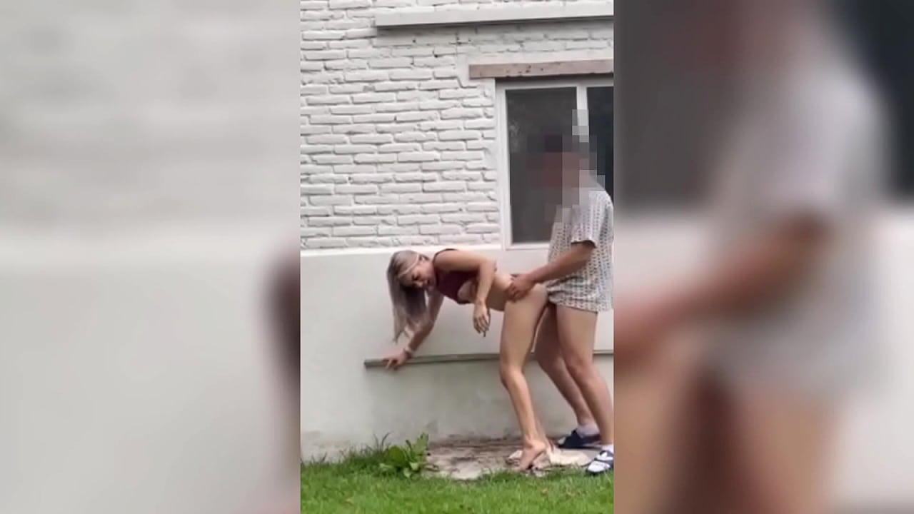 NOS GANA LA CALENTURA DESPUES DE UN PAR DE COPAS Y TERMINAMOS FOLLANDO DE PIE AL AIRE LIBRE EN MEDIO DE LAS CASAS