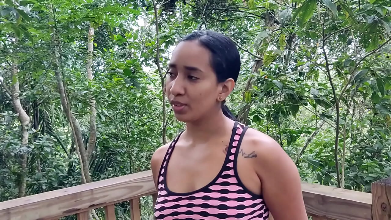 Follando al aire libre con mi entrenador personal, &iexcl;tiene una gran polla!