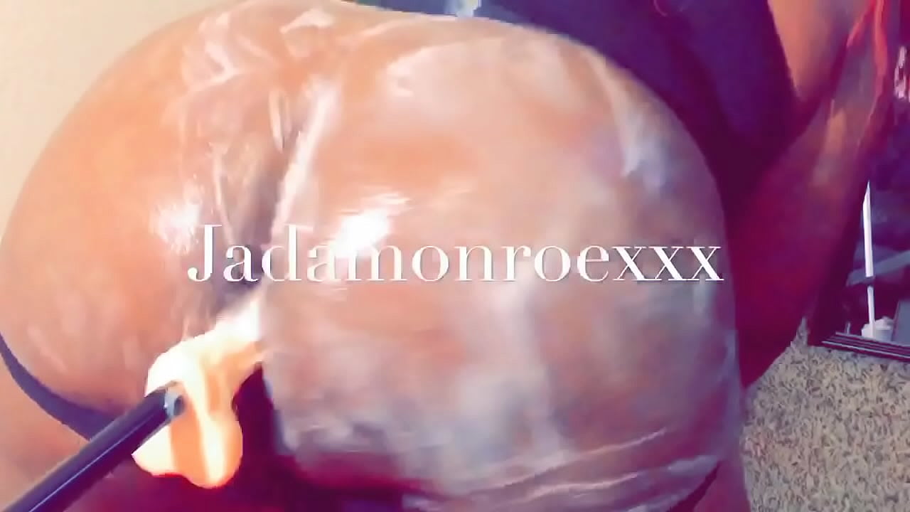 Big wet booty vs sex machine