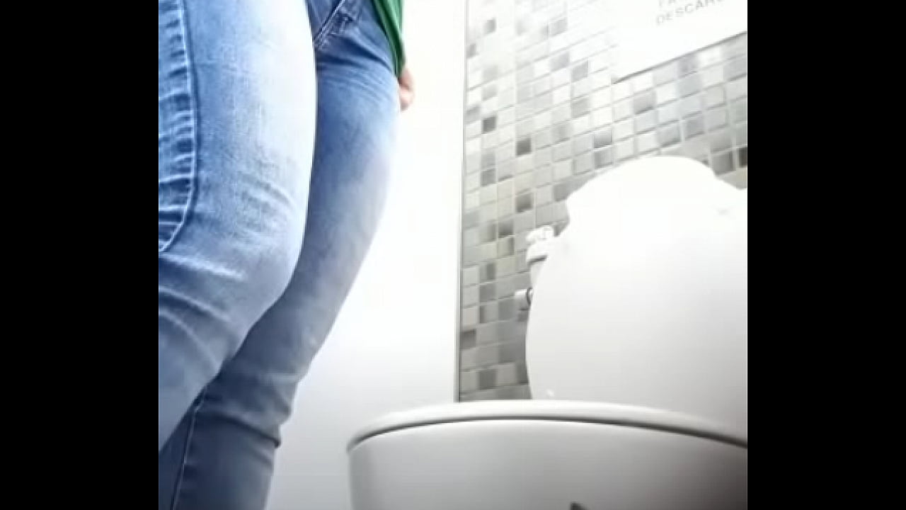 Perra exhibida en el wc